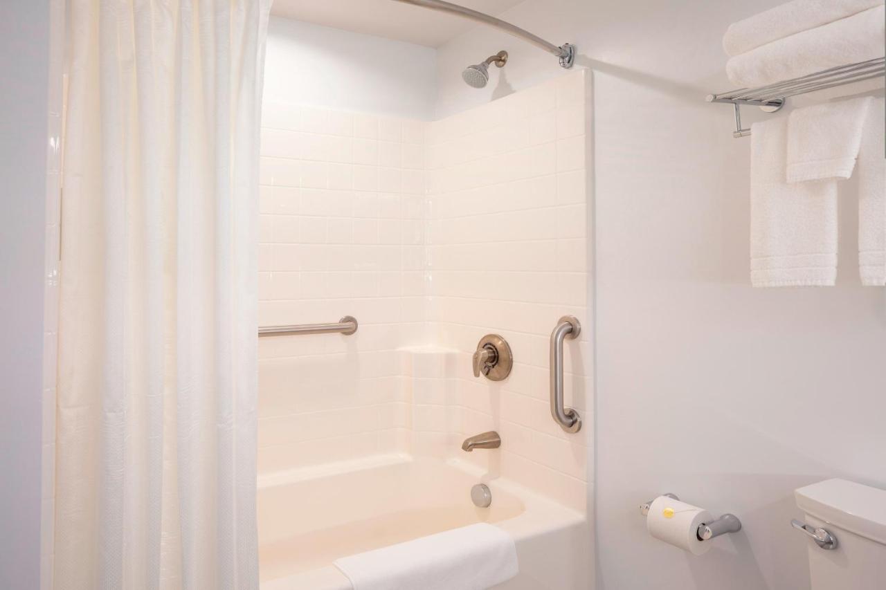 Hotel Four Points By Sheraton Conference Center 4*