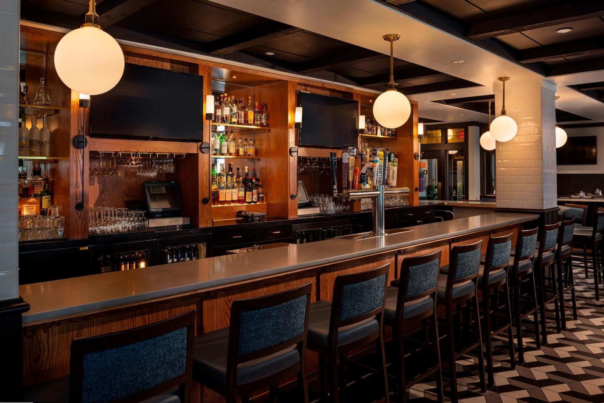 Hotel Four Points By Sheraton Conference Center 4*